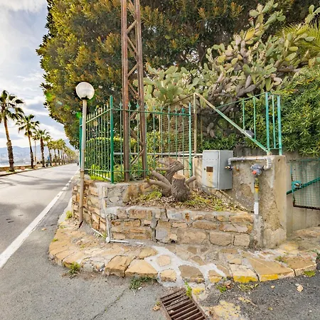 アパート Mina House - Appartamento Fronte Mare Con Ampia Terrazza E Garage